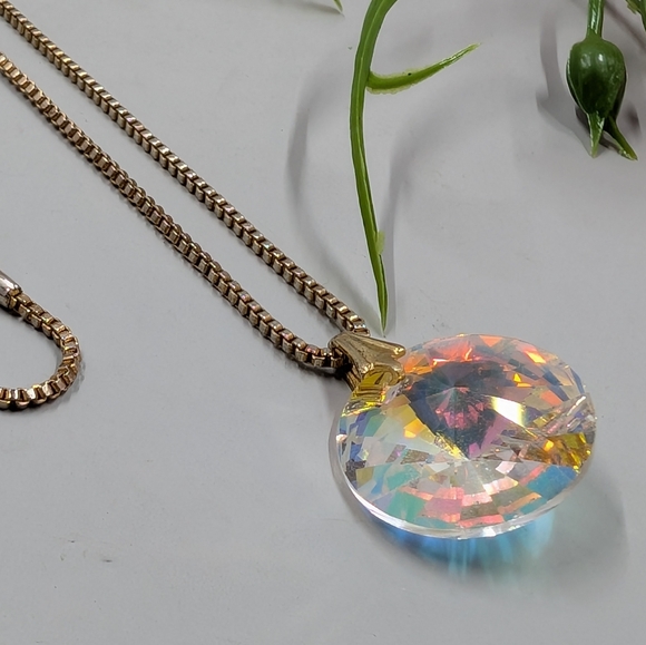 Elegant Silver Necklace with Iridescent Pendant - Picture 3 of 4